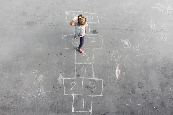 Menina no hopscotch — Fotografia de Stock