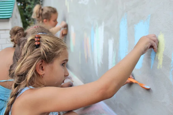 Girl drawing wall with chalk — Stock Photo, Image