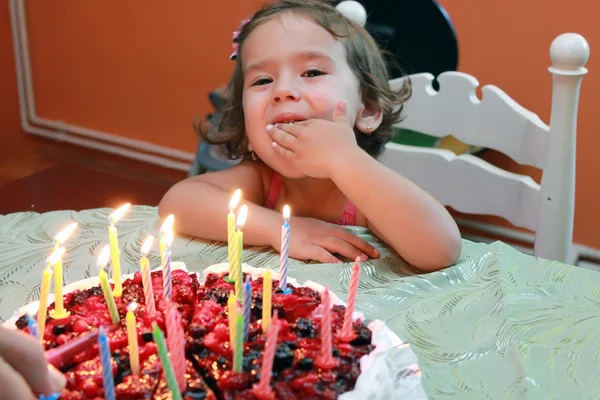 Κορίτσι και γενέθλια τούρτα — Φωτογραφία Αρχείου