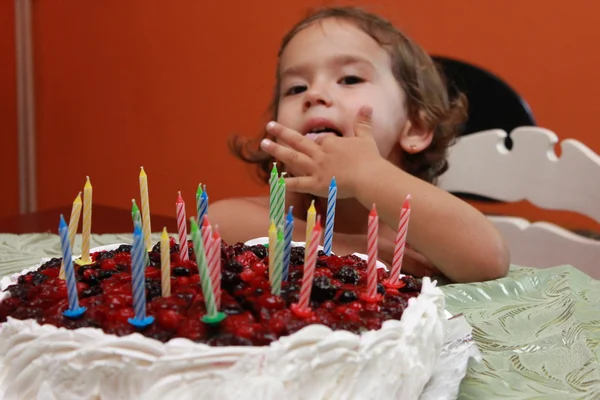 Девочка и праздничный торт — стоковое фото