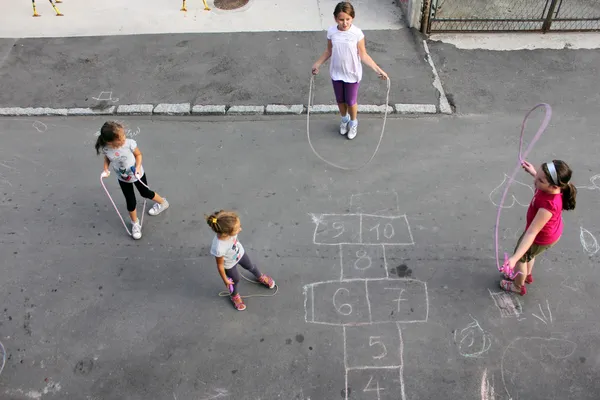 Kids with skipping ropes — Stock Photo, Image