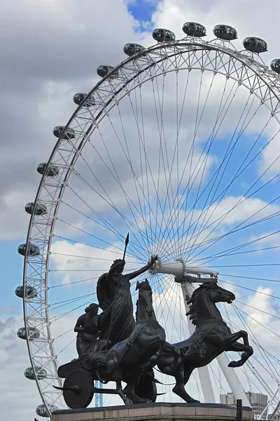 Koningin Boudicca en london eye — Stockfoto