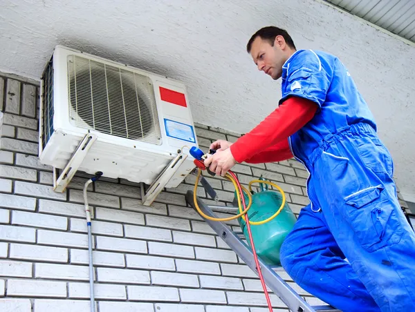 Air conditioner werknemer — Stockfoto