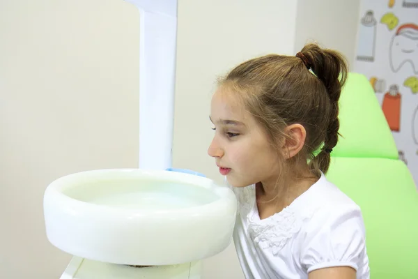 Menina no consultório do dentista — Fotografia de Stock