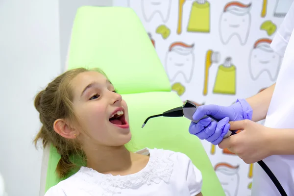 Κορίτσι στο οδοντίατρο γραφείο — Φωτογραφία Αρχείου