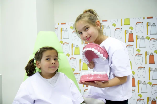 Meninas no consultório do dentista — Fotografia de Stock