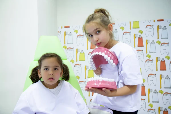 Girls in the dentist office — Stock Photo, Image