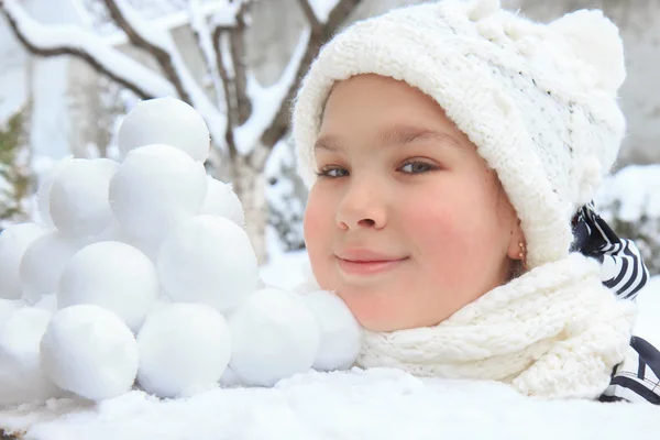 Flicka med snöbollar — Stockfoto