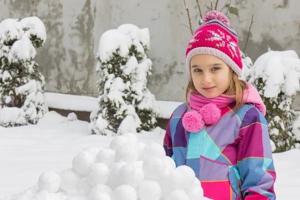 Girl with snowballs — Stock Photo, Image