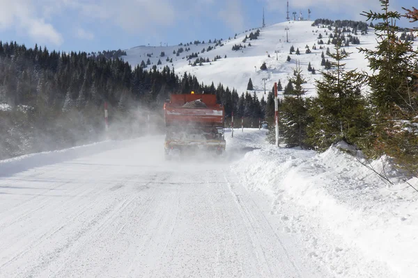 Schoonmaken van de sneeuw van de weg — Stockfoto