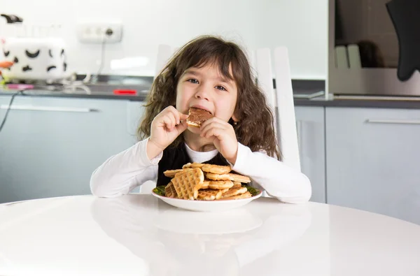 Girl eating waffles — Stock Photo, Image