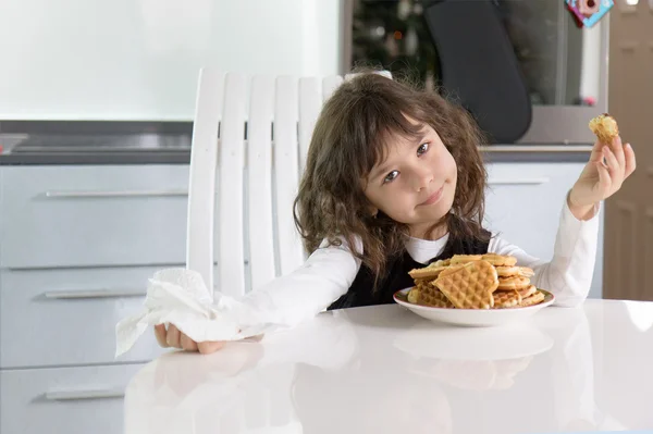 Girl eating waffles — Stock Photo, Image