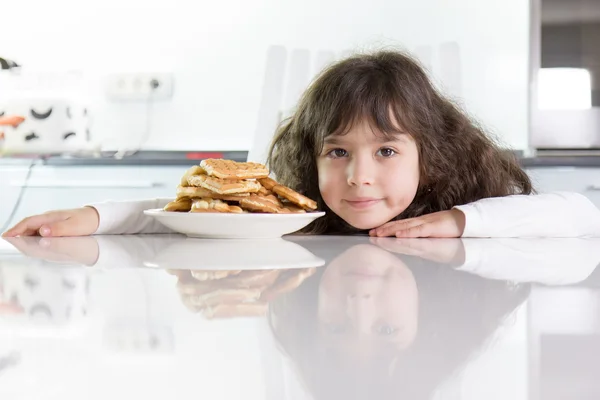 Menina comendo waffles — Fotografia de Stock