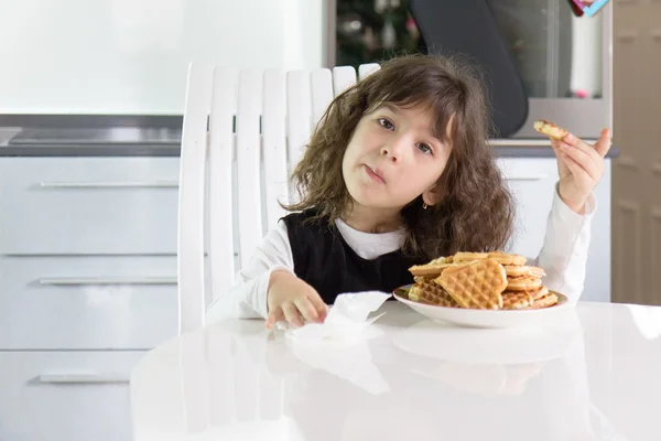 Menina comendo waffles — Fotografia de Stock