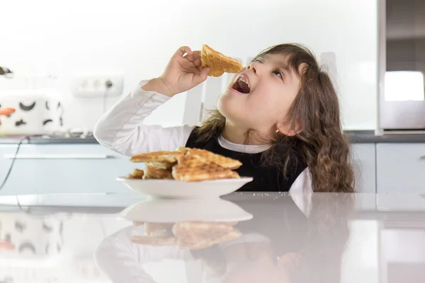 Menina comendo waffles — Fotografia de Stock