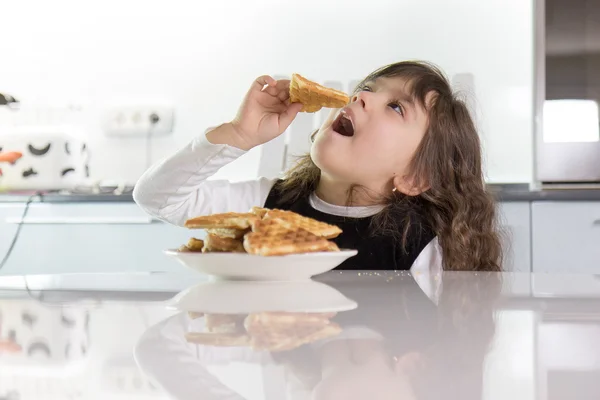 Menina comendo waffles — Fotografia de Stock