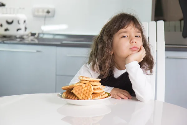 Girl eating waffles — Stock Photo, Image