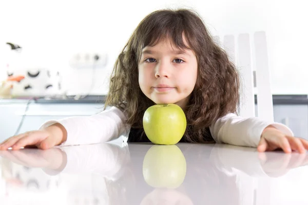 Girl and green apple — Stock Photo, Image