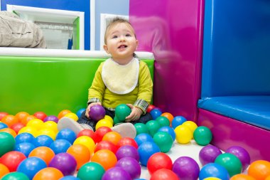 Küçük çocuk ve topları