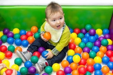 Küçük çocuk ve topları