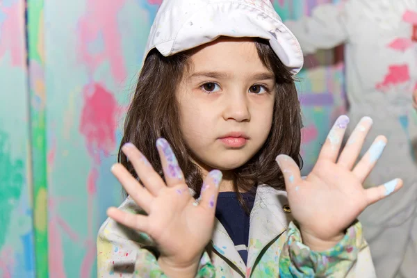 Girl with paint on the hands — Φωτογραφία Αρχείου