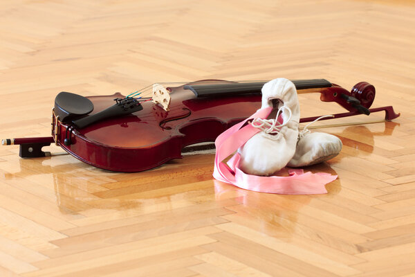 Скрипка и балетная обувь
