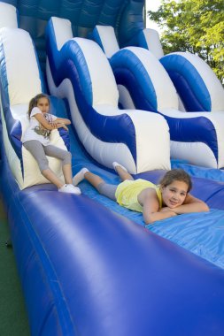 trambolin üzerinde kız