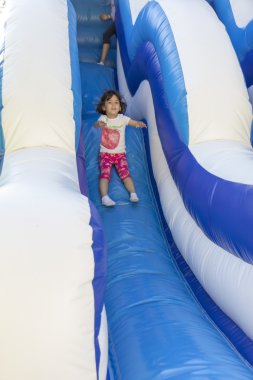 Kız trambolin slayt