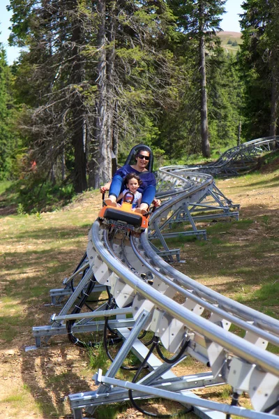 Familia en el bobsleigh en verano —  Fotos de Stock