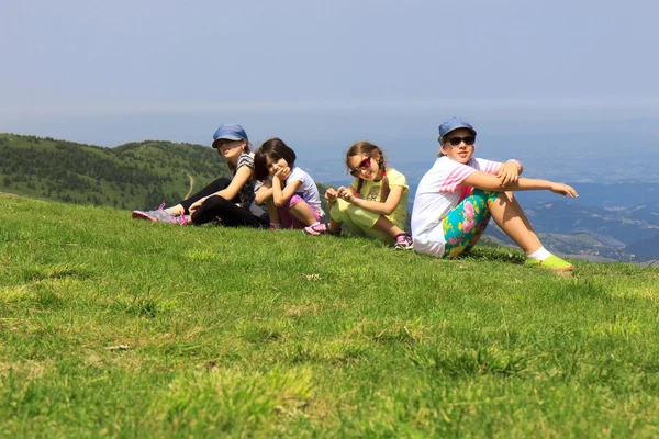 Familia en el senderismo — Foto de Stock