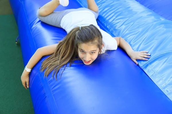 Menina na corrediça do trampolim — Fotografia de Stock