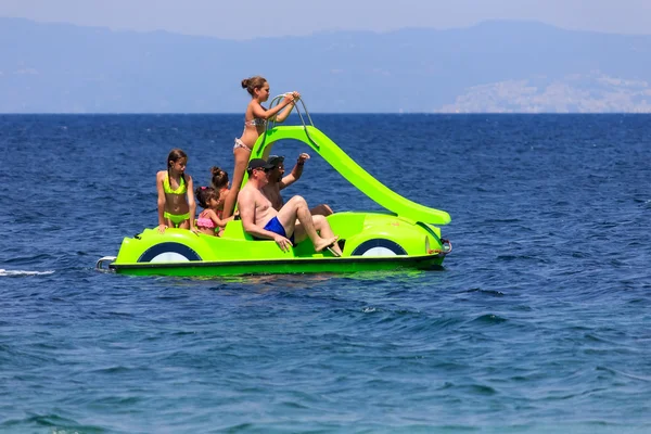 Family on the pedal boat — Stock Photo, Image