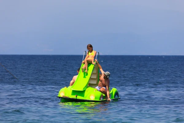 Familia en el bote a pedal — Foto de Stock