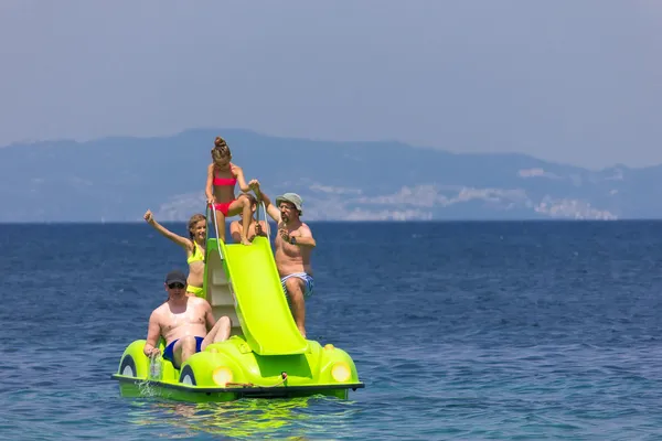 Family on the pedal boat — Stock Photo, Image