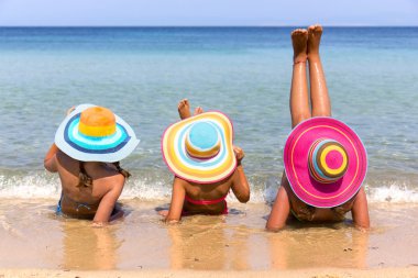 Kızlar plaj renkli şapka ile