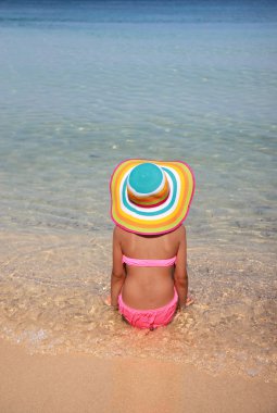 Kız plaj renkli şapka ile