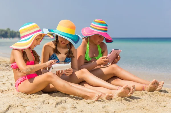 Chicas con tableta en la playa — Foto de Stock