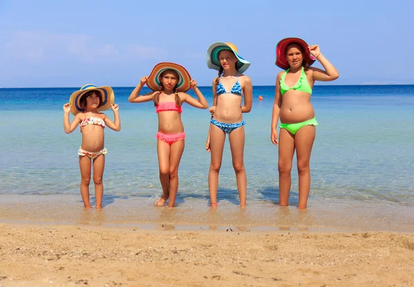 Kinderen op het strand — Stockfoto