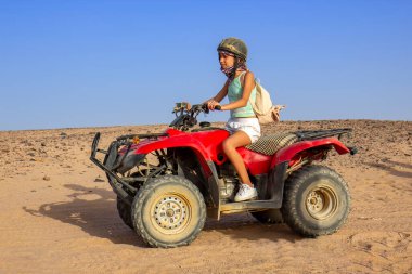 Çölde ATV kullanan bir kız