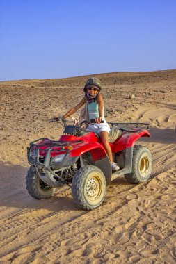 Çölde ATV kullanan bir kız