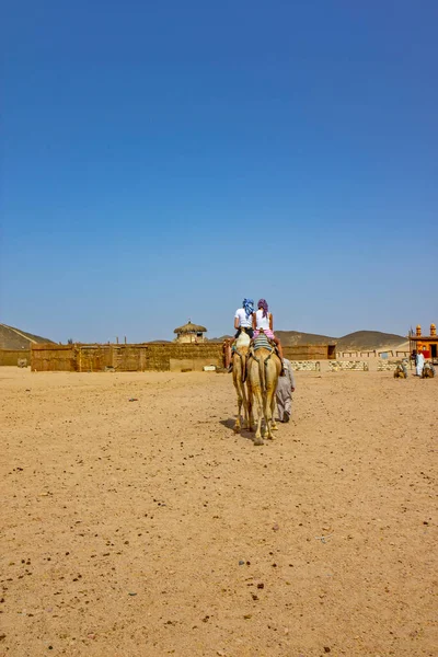 Meisjes Rijden Kameel Egyptische Woestijn — Stockfoto