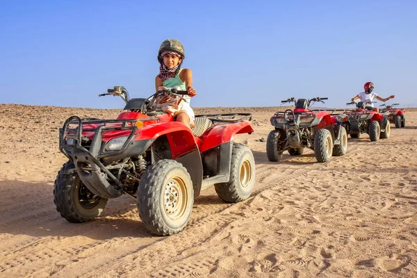 Девушка Рулем Квадроцикла Пустыне — стоковое фото