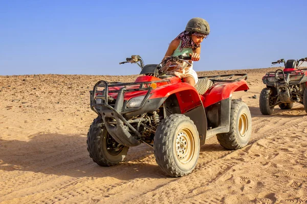 Fille Conduisant Vtt Dans Désert — Photo