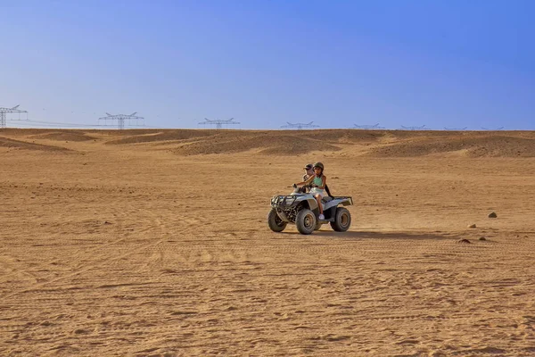 Девушка Рулем Квадроцикла Пустыне — стоковое фото
