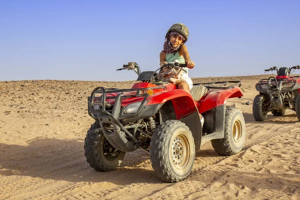 砂漠でAtvを運転する少女 — ストック写真