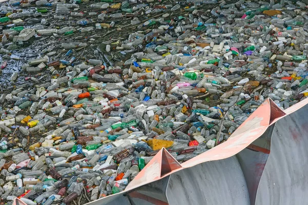 Vervuiling Rivier Met Flessen — Stockfoto