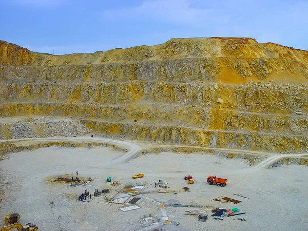 Belgrad, Sırbistan ve Strazilovo taş ocaklarının yakınında açık bir çukur