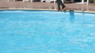 Yüzme havuzuna atlayan kız
