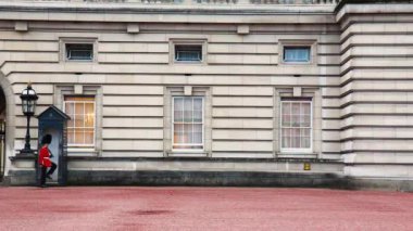 İngiliz Kraliyet muhafızları Buckingham Sarayı girişini koruyor, Londra, İngiltere