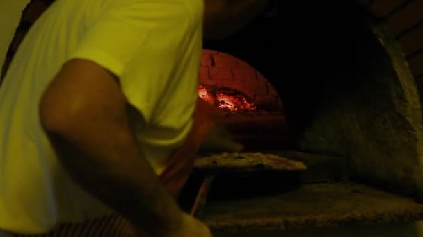 薪窯にピザを入れる男 — ストック動画